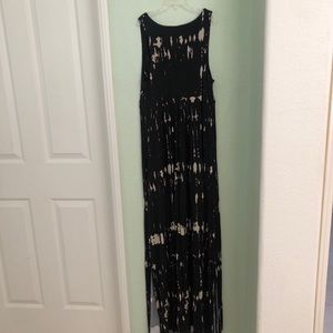Sleeveless black and beige print maxi dress with side slits